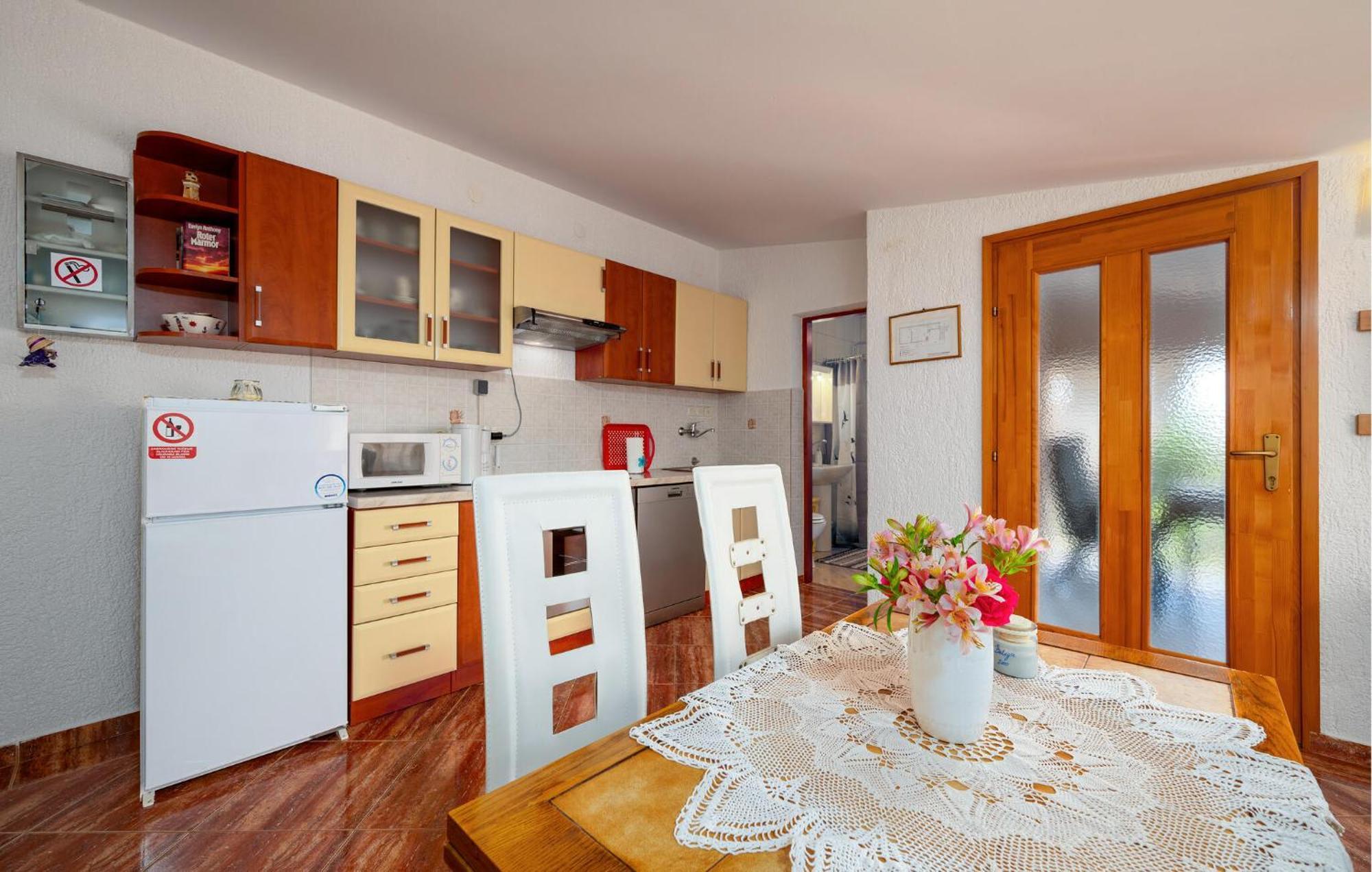 1 Bedroom Beautiful Apartment In Betiga Barbariga Exterior foto